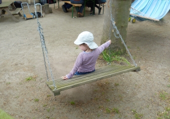 Kind%20auf%20Schaukel